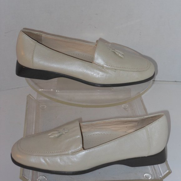 TROTTERS IVORY LOAFERS SIZE 9.5 MEDIUM - Picture 2 of 11
